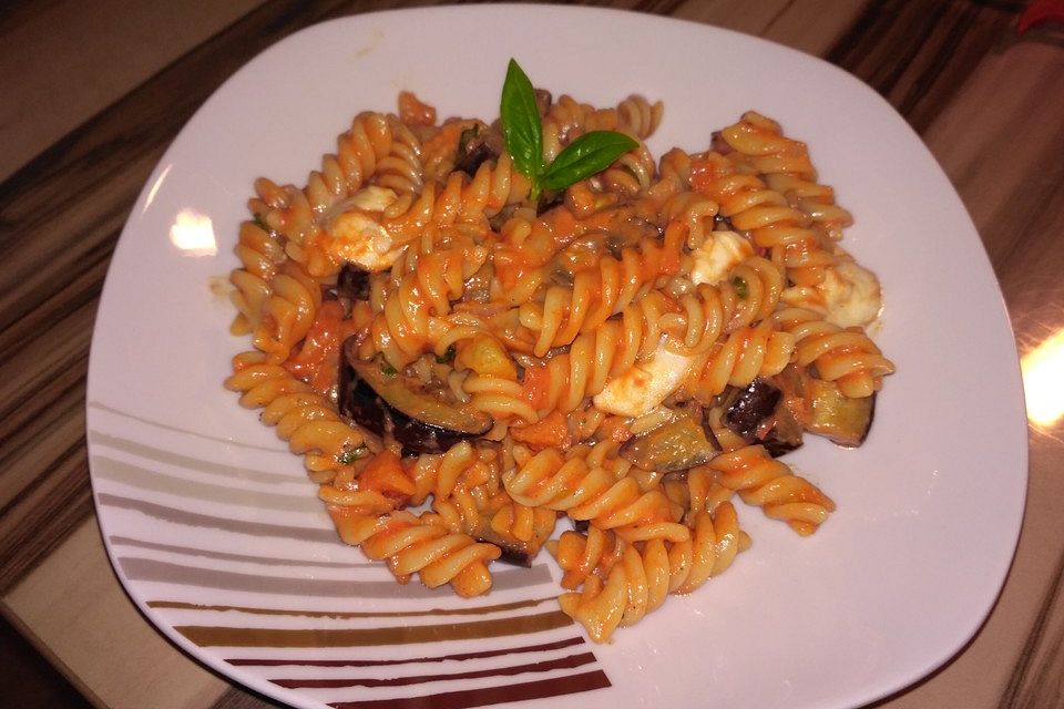 Fusilli mit Auberginen und Mozzarella