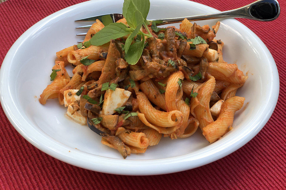 Fusilli mit Auberginen und Mozzarella