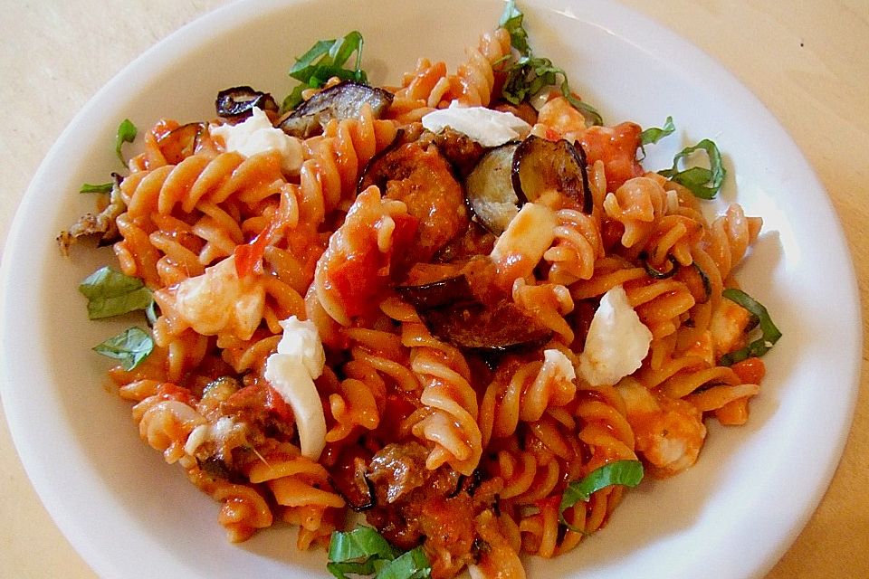 Fusilli mit Auberginen und Mozzarella