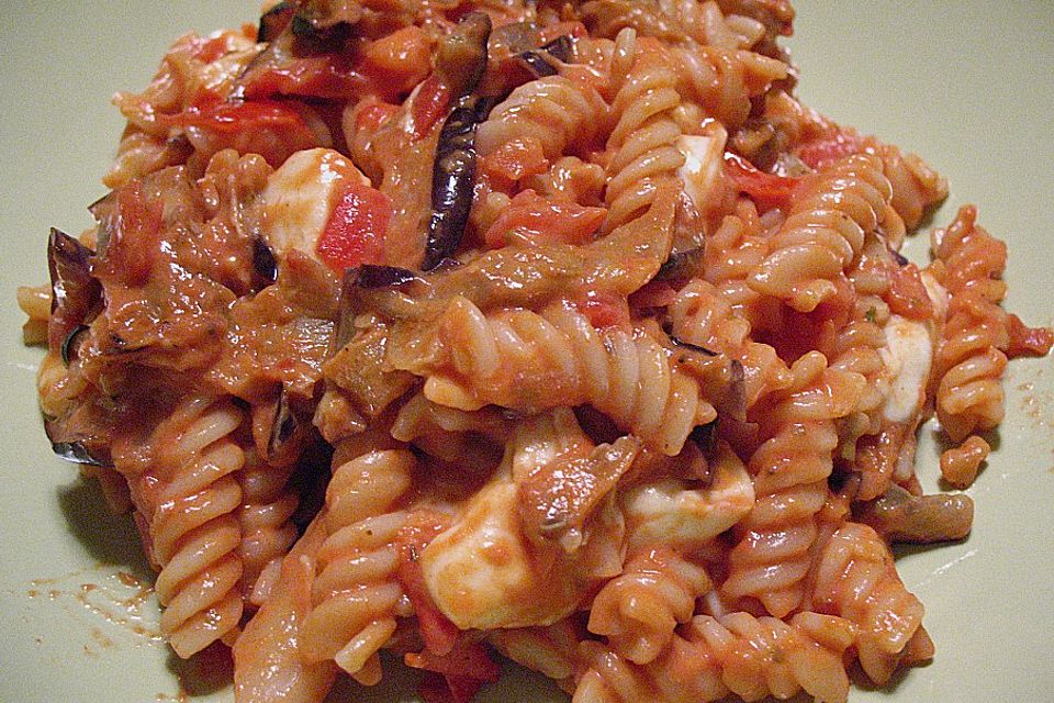 Fusilli mit Auberginen und Mozzarella