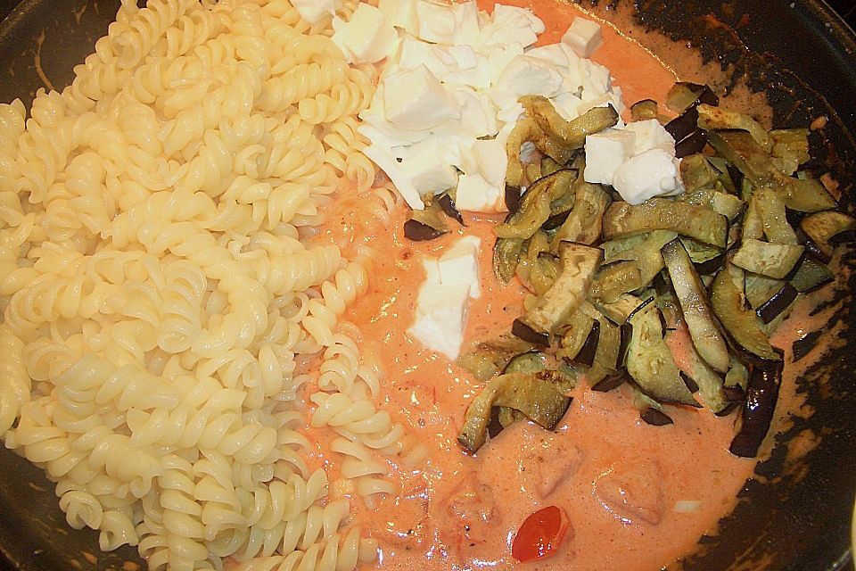 Fusilli mit Auberginen und Mozzarella