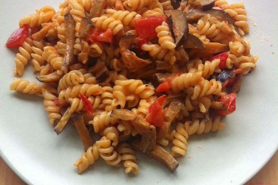 Fusilli mit Auberginen und Mozzarella