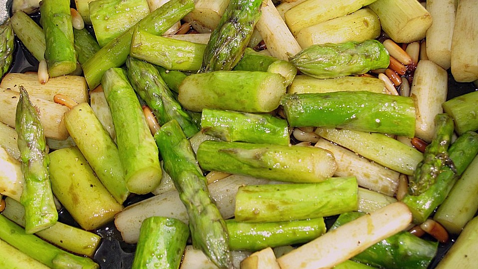 Gebratener Spargel mit Kürbiskernöl von Koelkast Gebratener Spargel mit Kürbiskernöl von Koelkast