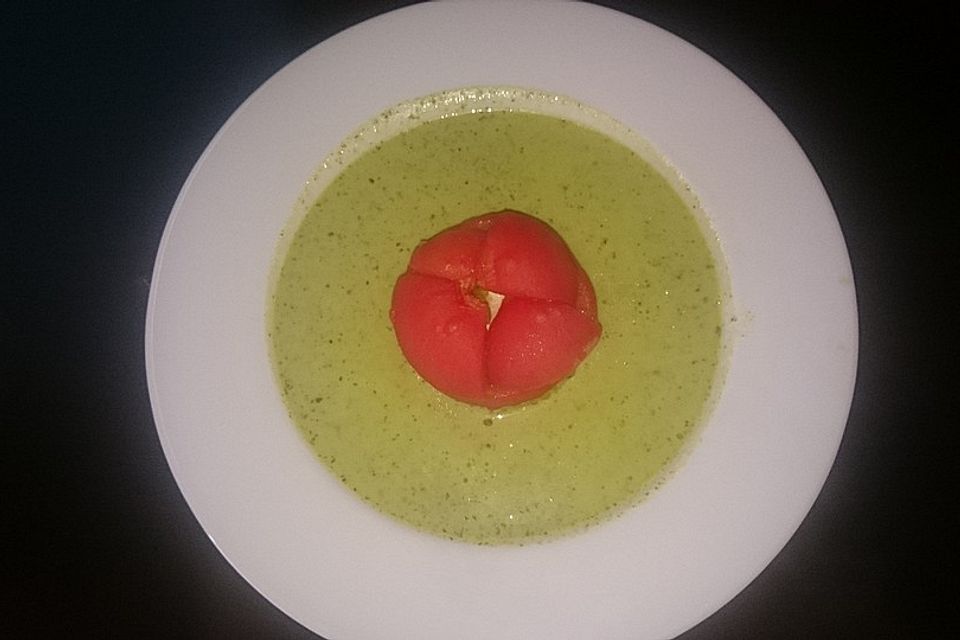 Basilikumschaumsuppe mit Tomate und Mozzarella