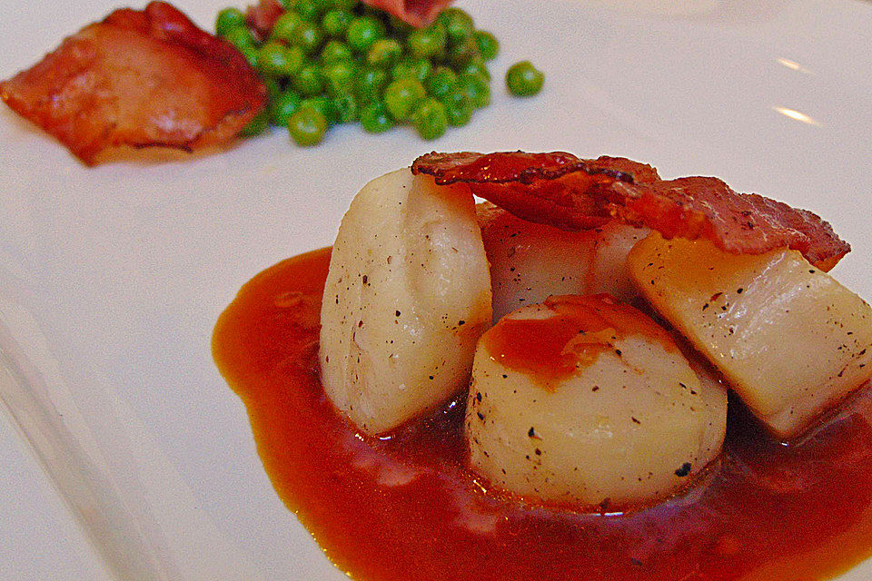 Karamellisierte Jakobsmuscheln auf Erbsen - Gemüse und Serrano - Schinken