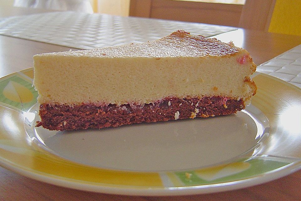 Schlanker Käsekuchen mit Biskuitboden und Früchten