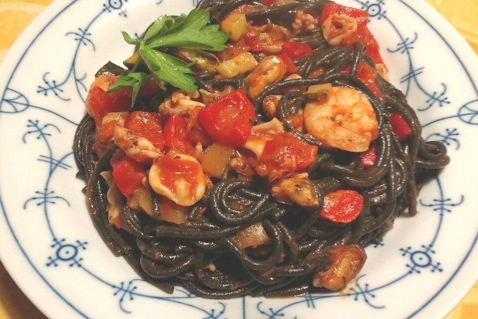 Schwarze Spaghetti mit Garnelen - Tomaten - Sauce