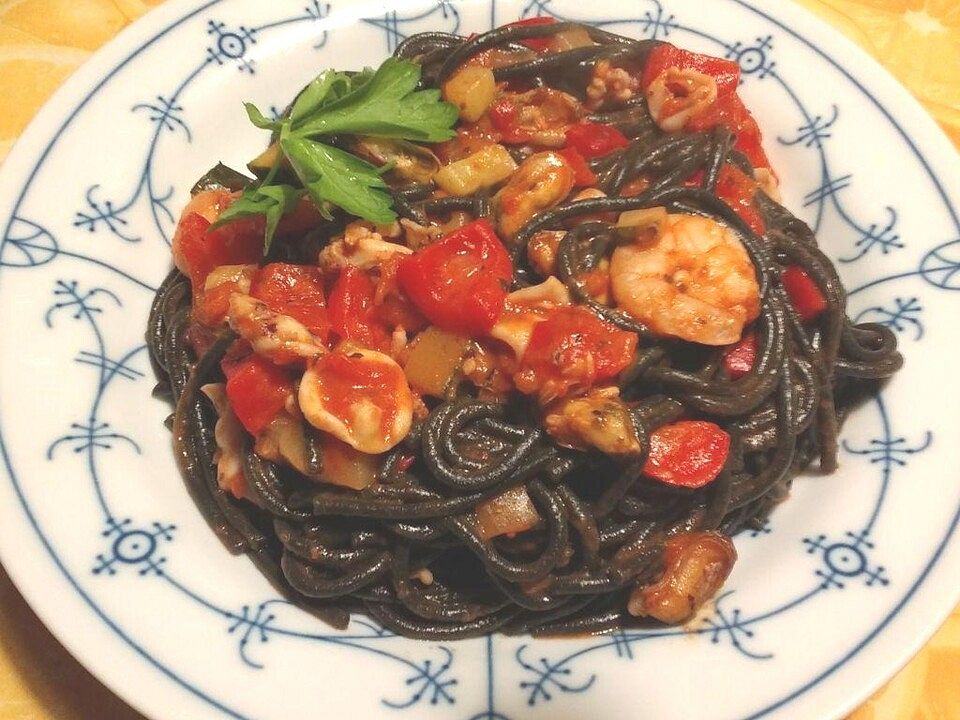 Schwarze Spaghetti mit Garnelen - Tomaten - Sauce von Koelkast| Chefkoch