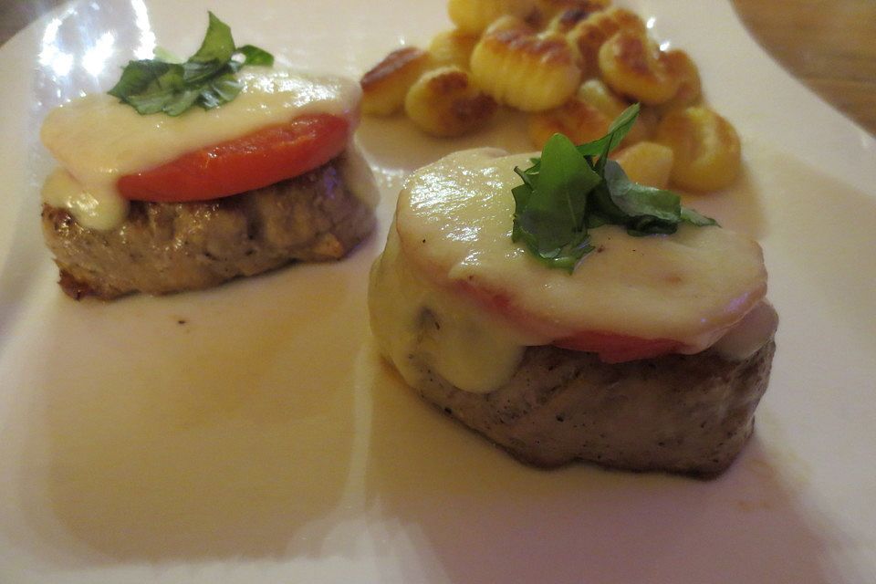 Überbackene Schweinefiletmedaillons mit Feldsalat