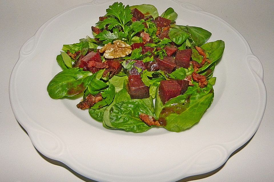 Rote Bete auf Feldsalat mit Speck, Orangen und Fenchelaromen