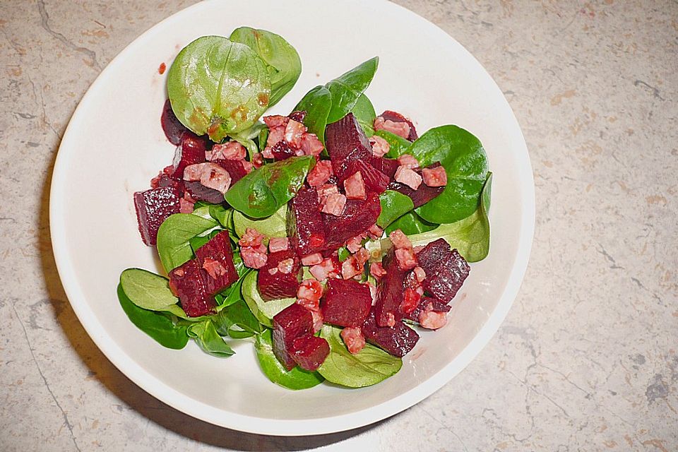 Rote Bete auf Feldsalat mit Speck, Orangen und Fenchelaromen