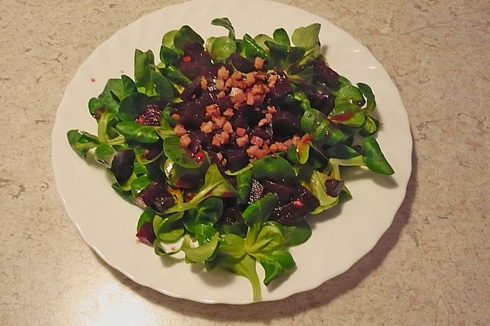 Rote Bete auf Feldsalat mit Speck, Orangen und Fenchelaromen