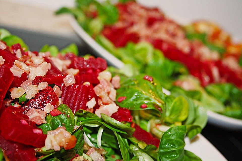 Rote Bete auf Feldsalat mit Speck, Orangen und Fenchelaromen