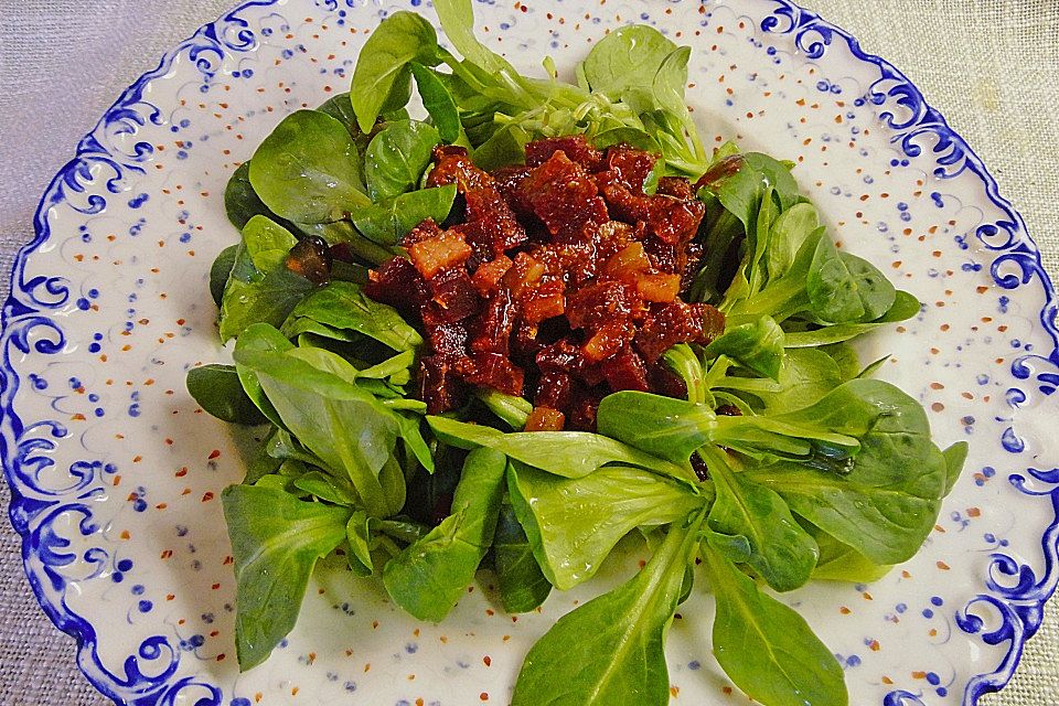 Rote Bete auf Feldsalat mit Speck, Orangen und Fenchelaromen