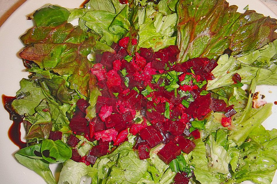 Rote Bete auf Feldsalat mit Speck, Orangen und Fenchelaromen