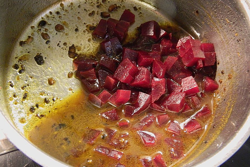 Rote Bete auf Feldsalat mit Speck, Orangen und Fenchelaromen