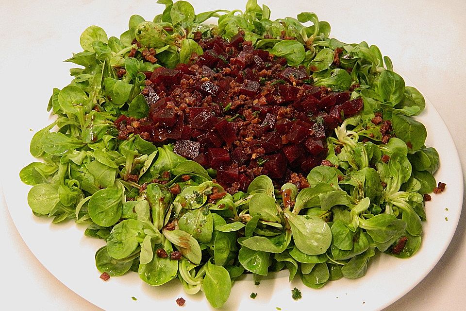 Rote Bete auf Feldsalat mit Speck, Orangen und Fenchelaromen