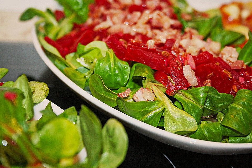 Rote Bete auf Feldsalat mit Speck, Orangen und Fenchelaromen