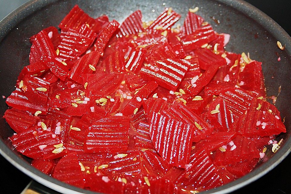 Rote Bete auf Feldsalat mit Speck, Orangen und Fenchelaromen