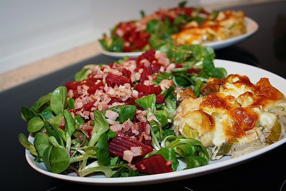 Rote Bete auf Feldsalat mit Speck, Orangen und Fenchelaromen