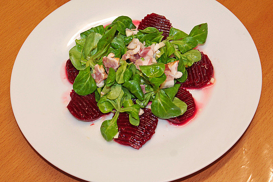 Rote Bete auf Feldsalat mit Speck, Orangen und Fenchelaromen