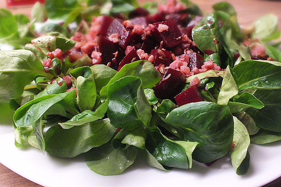 Rote Bete auf Feldsalat mit Speck, Orangen und Fenchelaromen