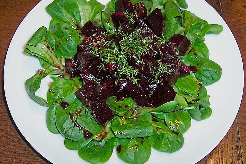 Rote Bete auf Feldsalat mit Speck, Orangen und Fenchelaromen