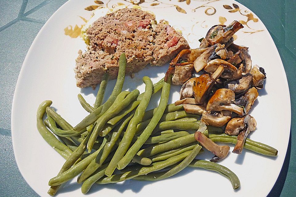 Falscher Hase (Hackbraten) mit einer Frühlingszwiebel - Frischkäse Kruste