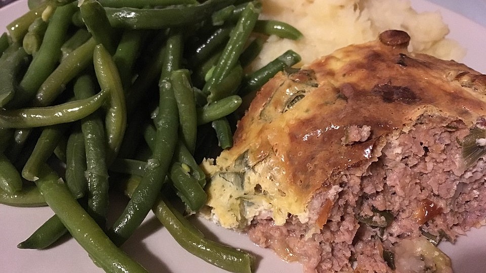 Falscher Hase Hackbraten Mit Einer Fruhlingszwiebel Frischkase Kruste Von Fadi Chefkoch 