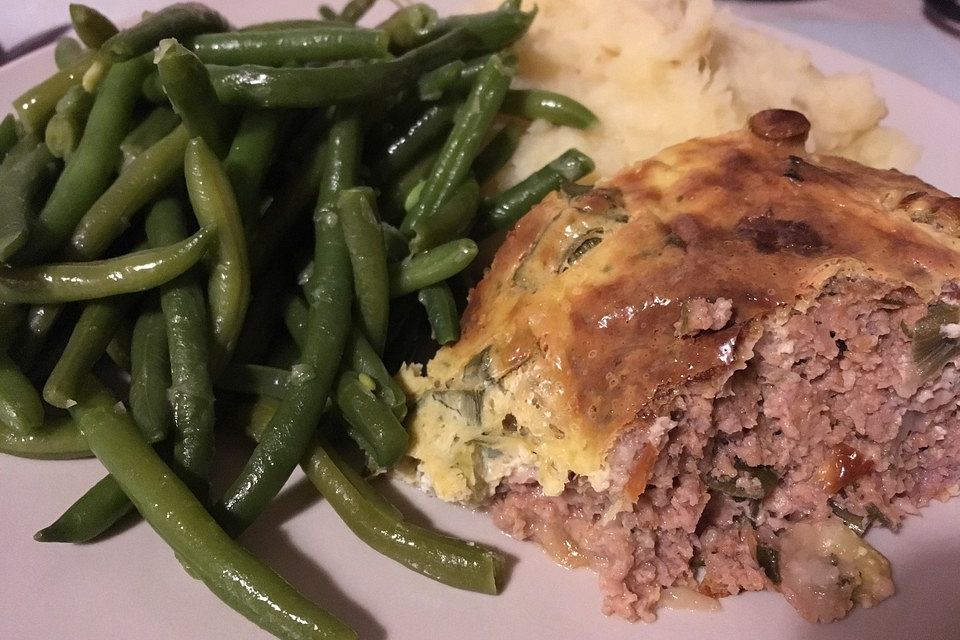 Falscher Hase (Hackbraten) mit einer Frühlingszwiebel - Frischkäse Kruste