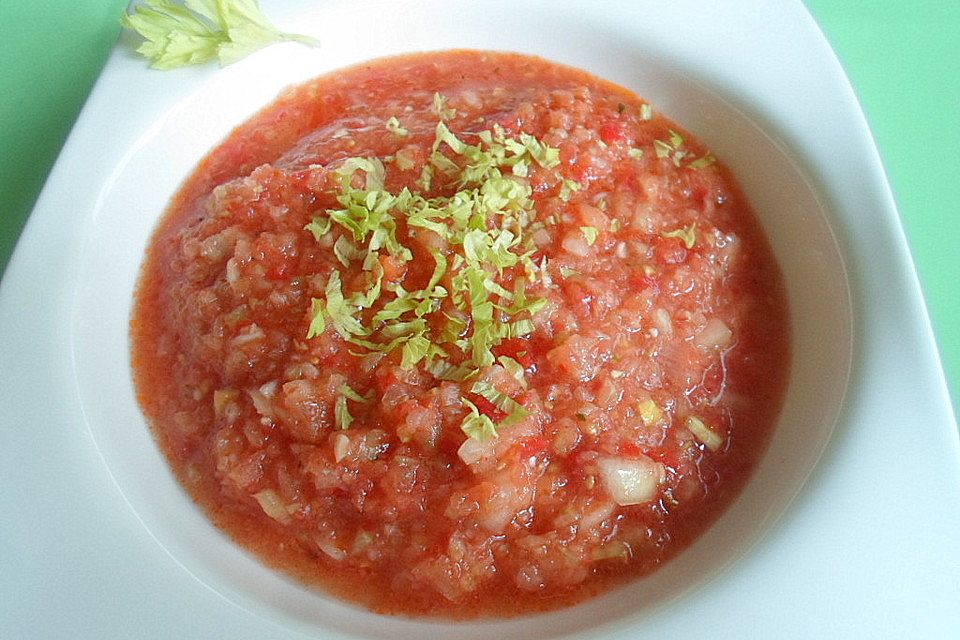 Kalte Tomatensuppe mit Staudensellerie