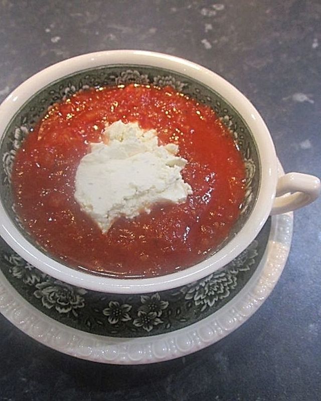 Kalte Tomatensuppe mit Staudensellerie
