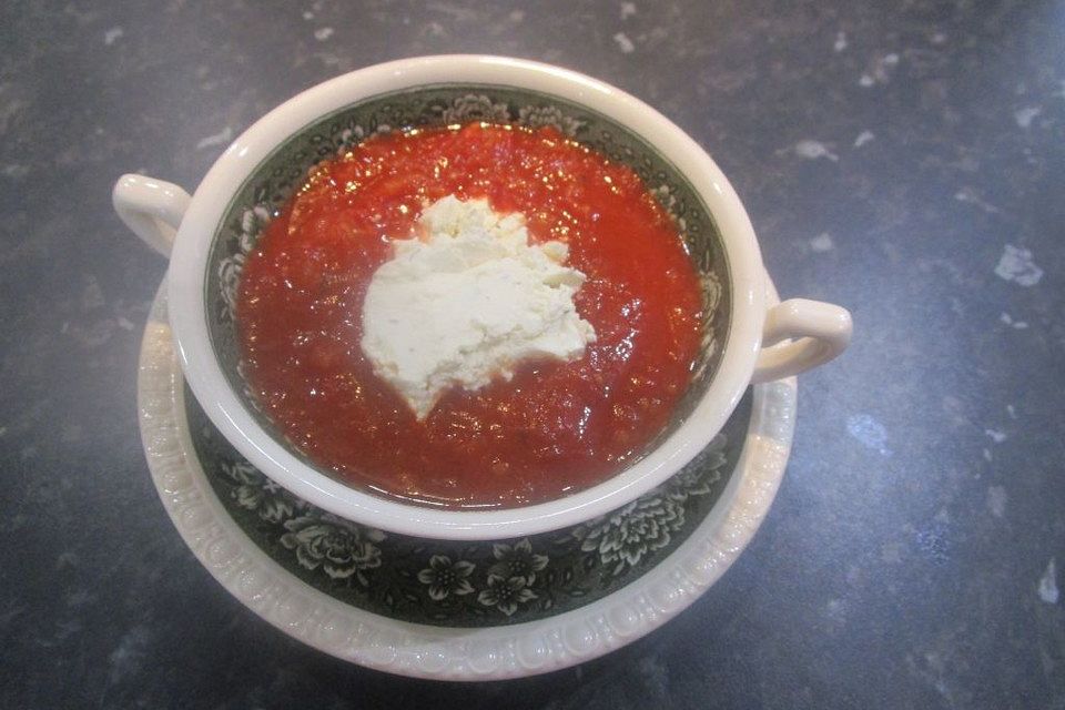 Kalte Tomatensuppe mit Staudensellerie Kalte Tomatensuppe mit Staudensellerie