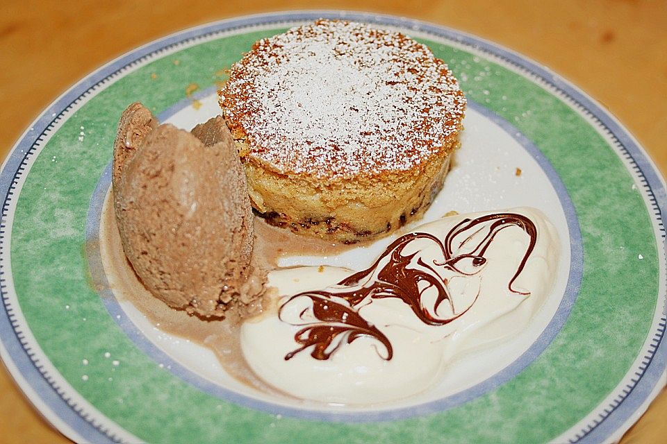 Warmer Gewürzpudding mit Pralineneis und Rumsauce