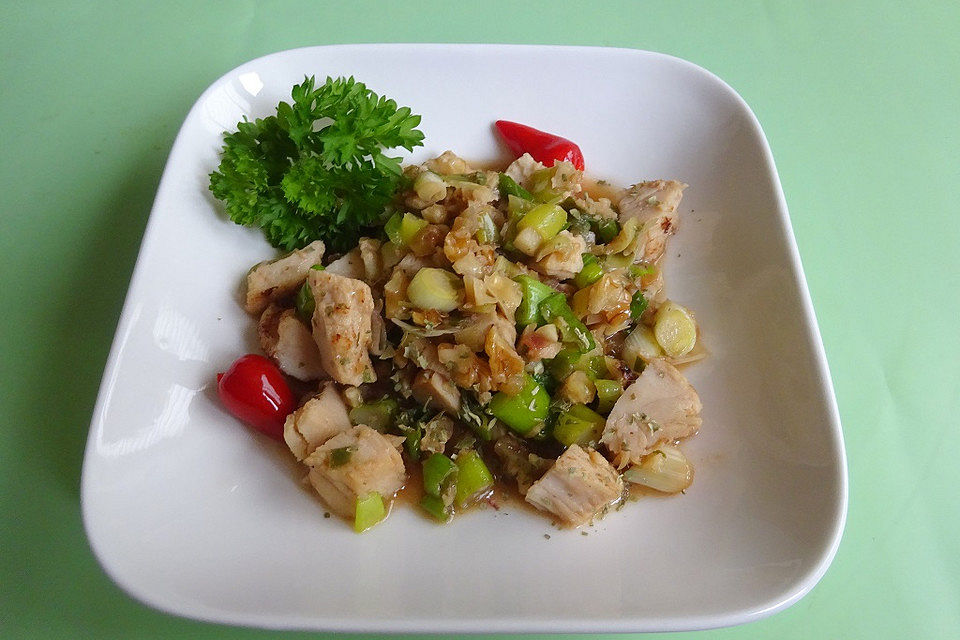 Gebratenes Hühnerfleisch mit Cashewnüssen