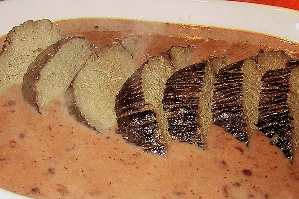 Hirschbraten in Rotwein - Johannisbeersauce