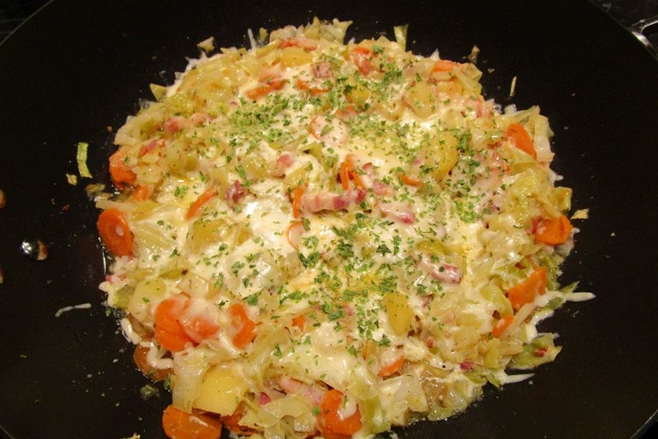 Spitzkohlpfanne mit Speck