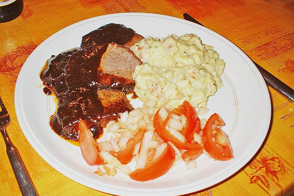 Rinderschmorbraten mit Glace an Kartoffelbrei und Tomatensalat