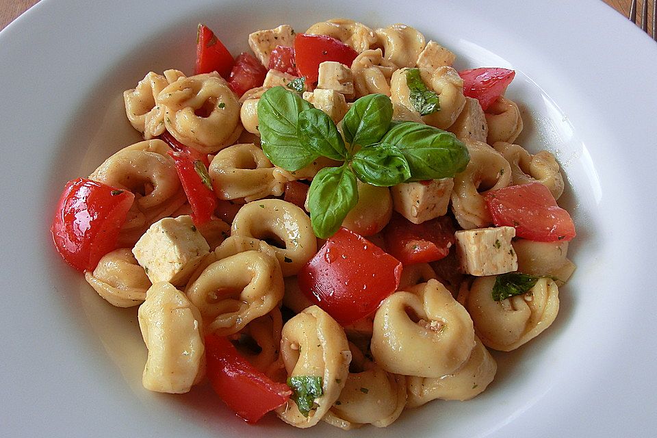 Tortellini - Salat mit Schafskäse und Tomaten