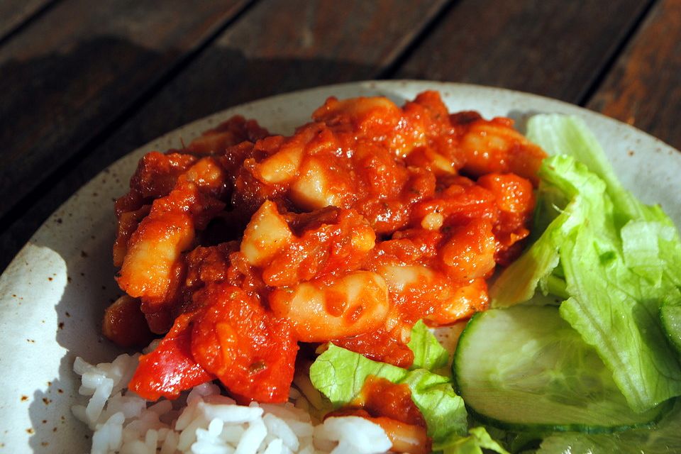 Riesenbohnen in pikanter Tomatensauce