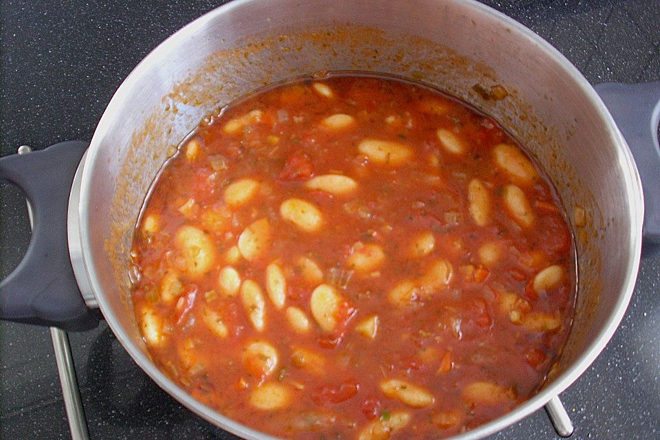 Riesenbohnen in pikanter Tomatensauce