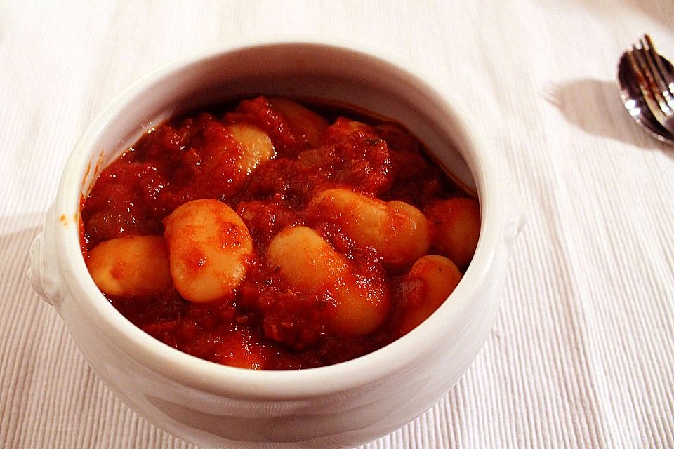 Riesenbohnen in pikanter Tomatensauce