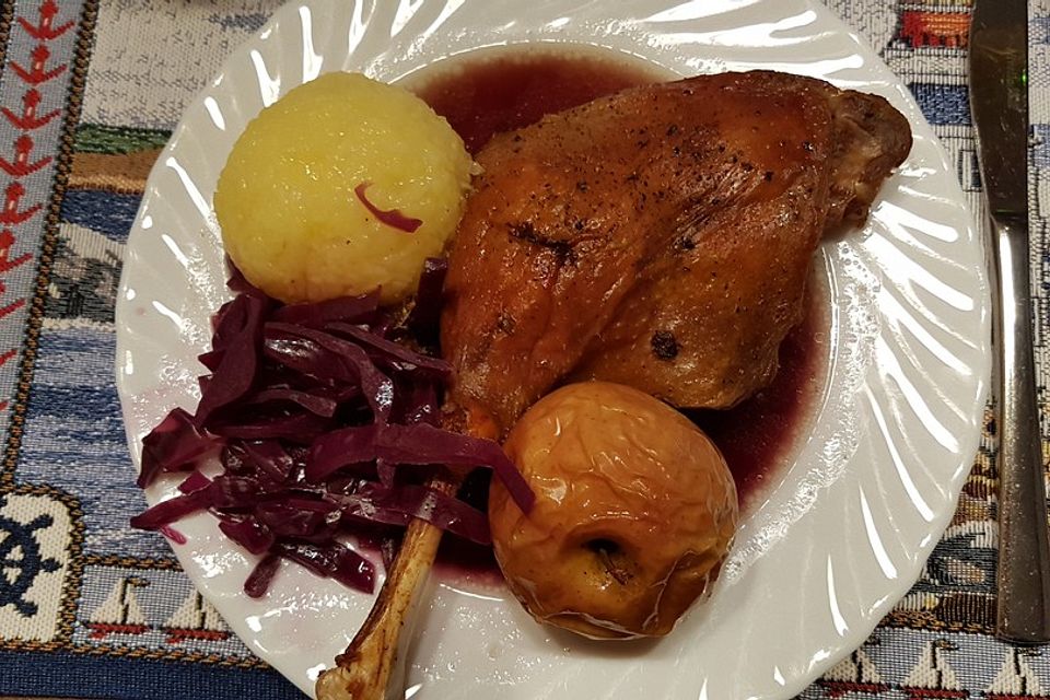 Knusprige Gänsekeulen mit Bratäpfeln