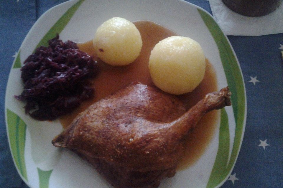 Knusprige Gänsekeulen mit Bratäpfeln