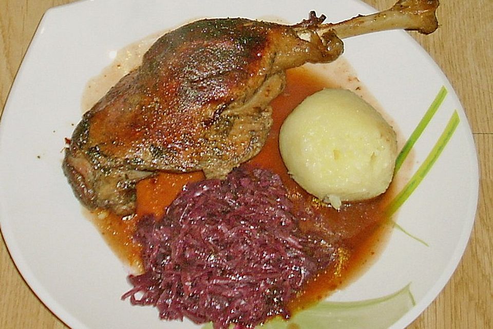 Knusprige Gänsekeulen mit Bratäpfeln