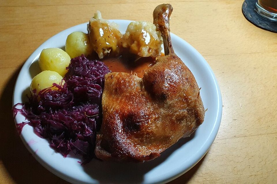 Knusprige Gänsekeulen mit Bratäpfeln