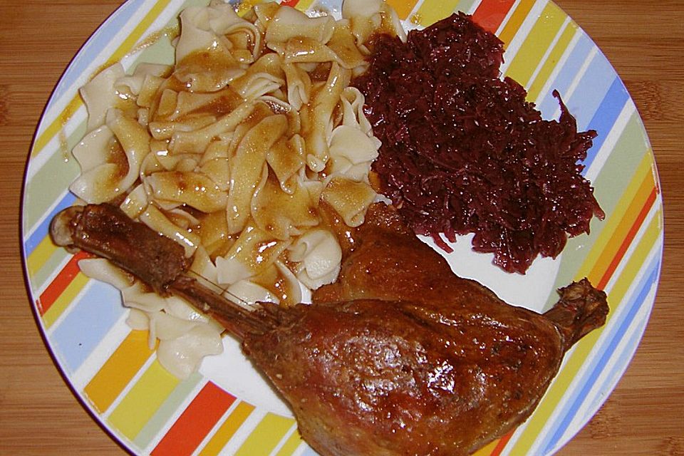 Knusprige Gänsekeulen mit Bratäpfeln