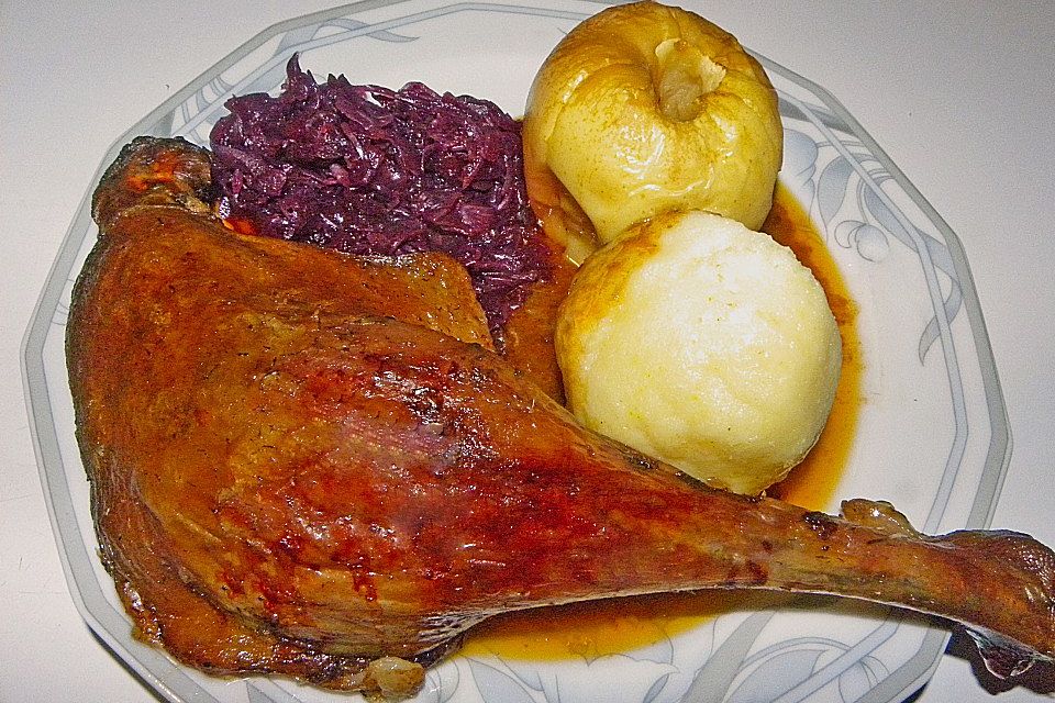 Knusprige Gänsekeulen mit Bratäpfeln