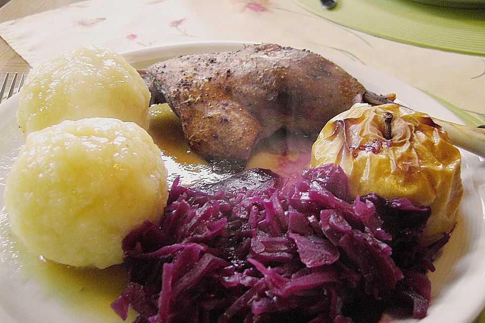 Knusprige Gänsekeulen mit Bratäpfeln