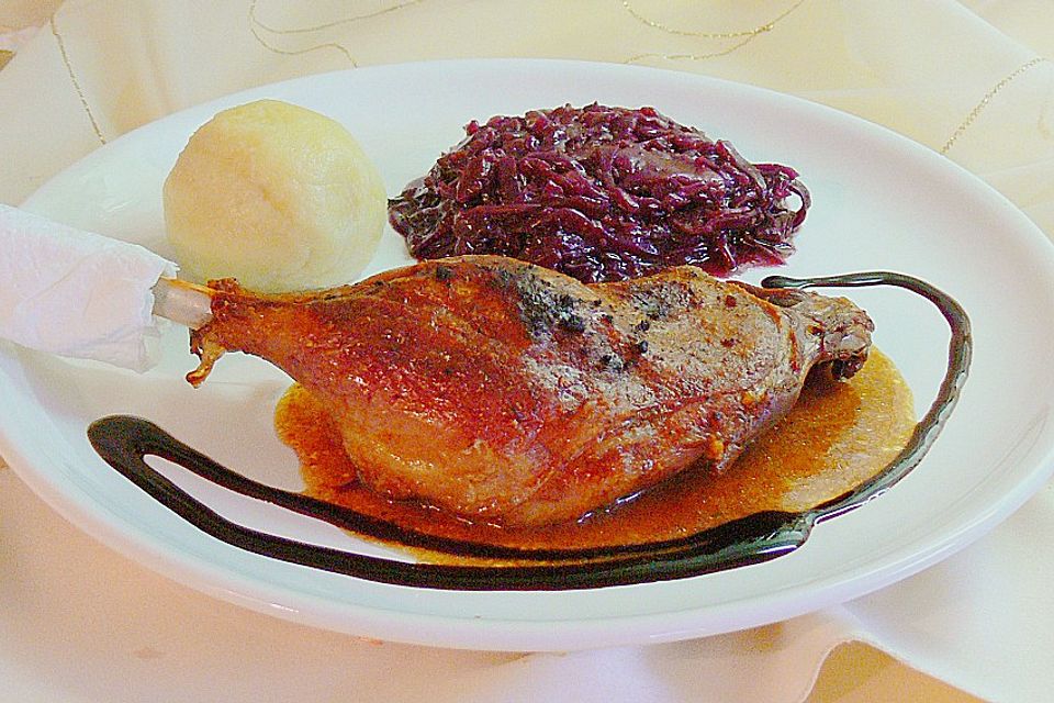 Knusprige Gänsekeulen mit Bratäpfeln